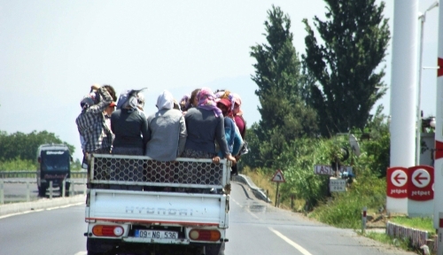 Kadın işçilerin açık kamyonet kasasında ölüm yolculuğu