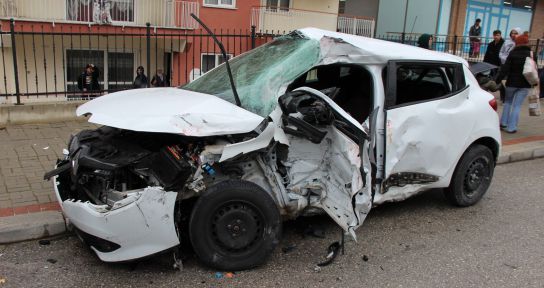 Kamyon ile otomobil çarpıştı: 1 ölü, 2 yaralı