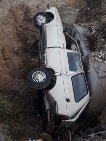 Kontrolden çıkan otomobil yol kenarındaki çukura devrildi: 1 yaralı