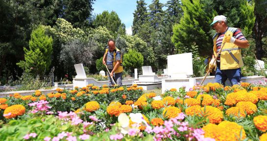 Mezarlıklarda bayram temizliği yapılıyor