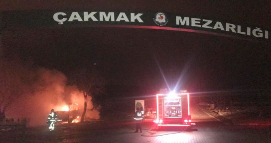 Mezarlıktaki minibüs alev alev yandı