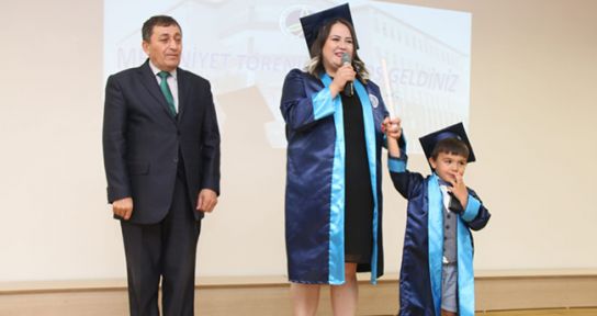 Mezuniyet diplomasını küçük oğlu ile aldı