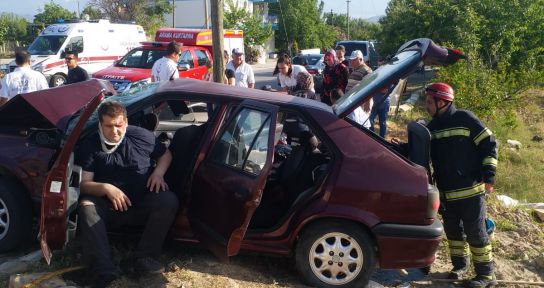 Otomobil direğe çarptı: 3’ü çocuk 5 yaralı