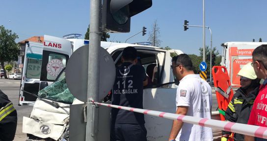 Trafik ışığı direkleri faciayı önledi: 2 yaralı