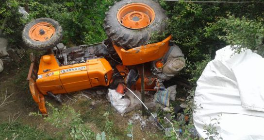 Traktör 3 metre yükseklikten bahçeye uçtu: 5 yaralı