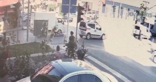 Yolun karşına geçmek isterken kamyonet çarptı