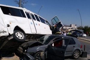 Otomobilin minibüsün altına girdiği kazada 2 kişi yaralandı