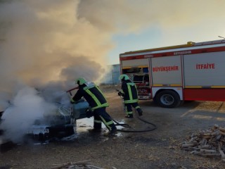 Park halindeki otomobil yanarak kullanılamaz hale geldi