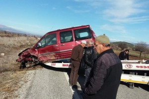 Lastiği fırlayan araç tarlaya uçtu