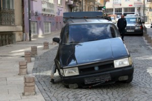 Alkollü sürücüyü beton duba durdurdu