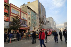 Çalışanlar iş yerlerindeki yangını yaşlı gözlerle izlediler