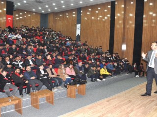 Liseli öğrencilere Üniversite sınavlarında başarı kodları semineri verildi