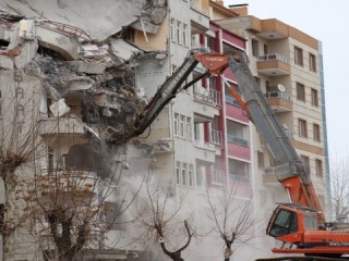 Malatya’da riskli binalar yıkılmaya devam ediyor