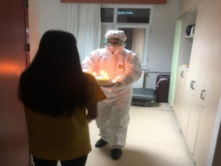 Sağlık personeli onu unutmadı, Çinden tahliye edilen öğrenci doğum gününü karantina odasında kutladı