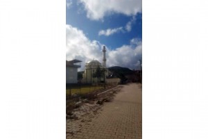 Şiddetli rüzgar cami minaresini devirdi