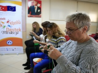 Sığınmacı kadınlar depremzedeler için kolları sıvadı