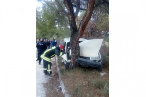 Denizli’de otomobil ağaca çarptı: 1 ölü, 1 yaralı
