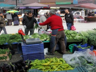 Korona pazarda sebze, meyve fiyatlarını düşürdü patates ve sarımsak zamlandı