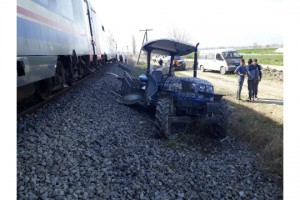 Trenin çarptığı traktör sürücüsü kadın kendini yere atarak hayatta kaldı