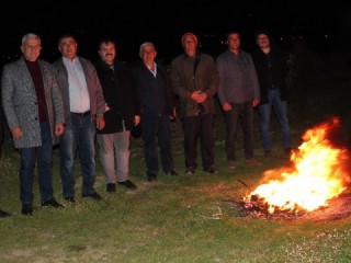 Üzüm bağları dondan zarar görmesin diye lastik yaktılar