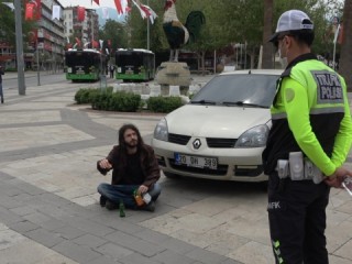 Alkollü şahsa polis önce ceza yazdı, ardından araçla evine bıraktı