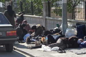 Çoluk çocuk sokakta kalan 60 mülteciye polis sahip çıktı