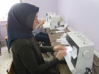 ’Gönüllü Hanımlar’ maske üretimi için makine başında