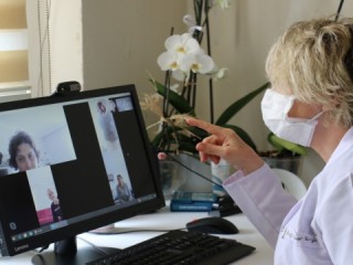 (ÖZEL) Korona virüsten dolayı evinden çıkamayan hastalara videolu tedavi