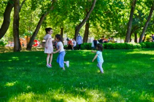 Çocuklar parklarda gönüllerince eğlendi