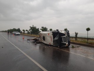 Manisa’da tarım işçilerini taşıyan minibüs devrildi: 15 yaralı