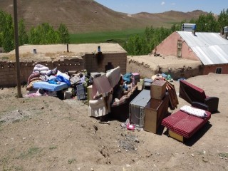 Depremle birlikte 3 çocuğuyla dışarıda kaldı