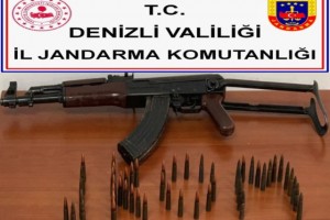 Kalaşnikof satmaya çalışırken jandarmaya yakalandılar