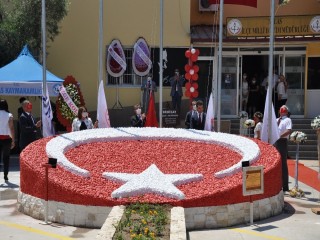 Büyük emekler sonucu tamamlanan Bayrak figürü törenle açıldı