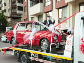 Klasik otomobili yıpranmasın diye çekici üzerinde gelin almaya gitti