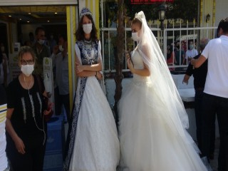 Düğünlerin kısıtlanmasına Bursa’da gelinlikli eylem