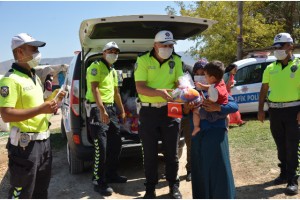 Polisler çadırda yaşayan işçi çocuklarını sevindirdi