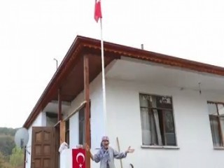 85 yaşındaki kadının bayrak sevgisi belediye görevlilerini duygulandırdı