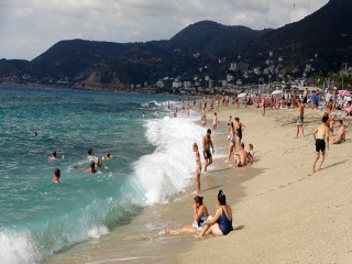 Alanya’da turistlerin kapalı havada dev dalgalı deniz keyfi