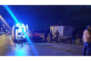 Arazi aracı ile ormanlık alanda geziye çıkan 2 arkadaş kaza yaptı