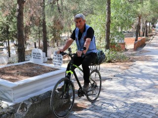 Bisikletle 500 kilometre yol gelerek Türkiye’nin kültür hazinesini mezarı başında ziyaret etti