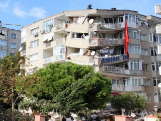 Apartmanlarının yıkımın çaresizce gözyaşları içerisinde izlediler tek tesellileri Türk bayrağı oldu