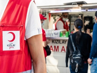 Kızılay İzmir’de yardımlarına devam ediyor