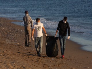 Tekerlekli sandalye için sahilde kapak topladılar