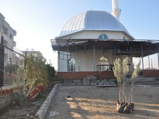 Yeni doğan bebeği cami avlusuna bıraktılar