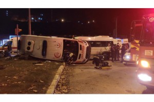 Çiçeği burnunda anneyi taşıyan ambulans personel servisiyle çarpışıp devrildi: 14 yaralı