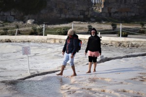Kısıtlamadan muaf olan turistler Pamukkale’ye doyamadı