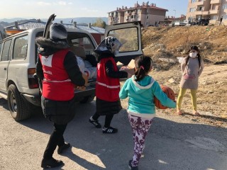 Türk Kızılayı ekipleri, karantinada bulunan ihtiyaç sahiplerine gıda yardımı yaptı