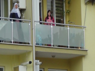 Müdürler ve öğretmenler sıraya girdi öğrenciler balkona çıktı