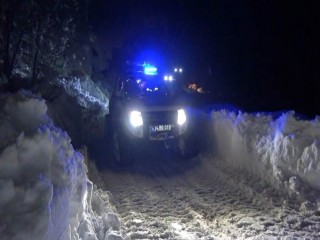 UMKE ekipleri paletli ambulansla yolu kapanan hastaya ulaştı