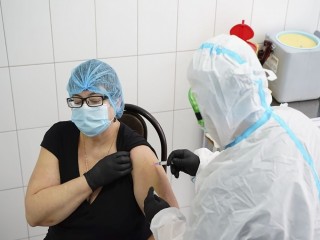 Ukraynada ilk Covid-19 aşısı bir doktora yapıldı
